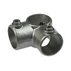 Ein feuerverzinkter 90-Grad-Eckverbinder aus Temperguss mit drei Öffnungen und Stellschrauben für stabile Rohrverbindungen im Industriedesign.