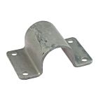 Eine feuerverzinkte Bügelklemme aus Metall mit vier Befestigungslöchern für die sichere Montage von Rohren auf ebenen Flächen.