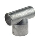 Ein T-Verbinder aus glänzendem Aluminium zur stabilen Verbindung von zwei Rohren im rechten Winkel auf weißem Hintergrund.