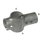Eine schwere, feuerverzinkte 2-teilige T-Klemme aus Metall mit vorgebohrten Löchern für die sichere Verbindung von Rohren.