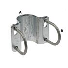 Feuerverzinkte Bügelklemme aus Stahl mit zwei U-Bügeln, zwei Rundlöchern und zwei Schlitzen zur sicheren Befestigung und Stabilisierung von Rohren.