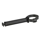 Diese Abbildung zeigt eine schwarze Kunststoff-Klemmleiste mit einem Clip-Mechanismus zur sicheren Befestigung von Rohren oder Leisten.