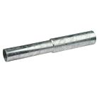 Ein feuerverzinktes Standrohr aus Metall mit zwei unterschiedlichen Durchmessern für die Verlängerung von Pfosten oder Rohren.