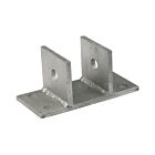 Eine feuerverzinkte schmale Wandhalterung aus Metall mit einer U-Form und vier vorgebohrten Löchern zur stabilen Befestigung von Trenngittern.