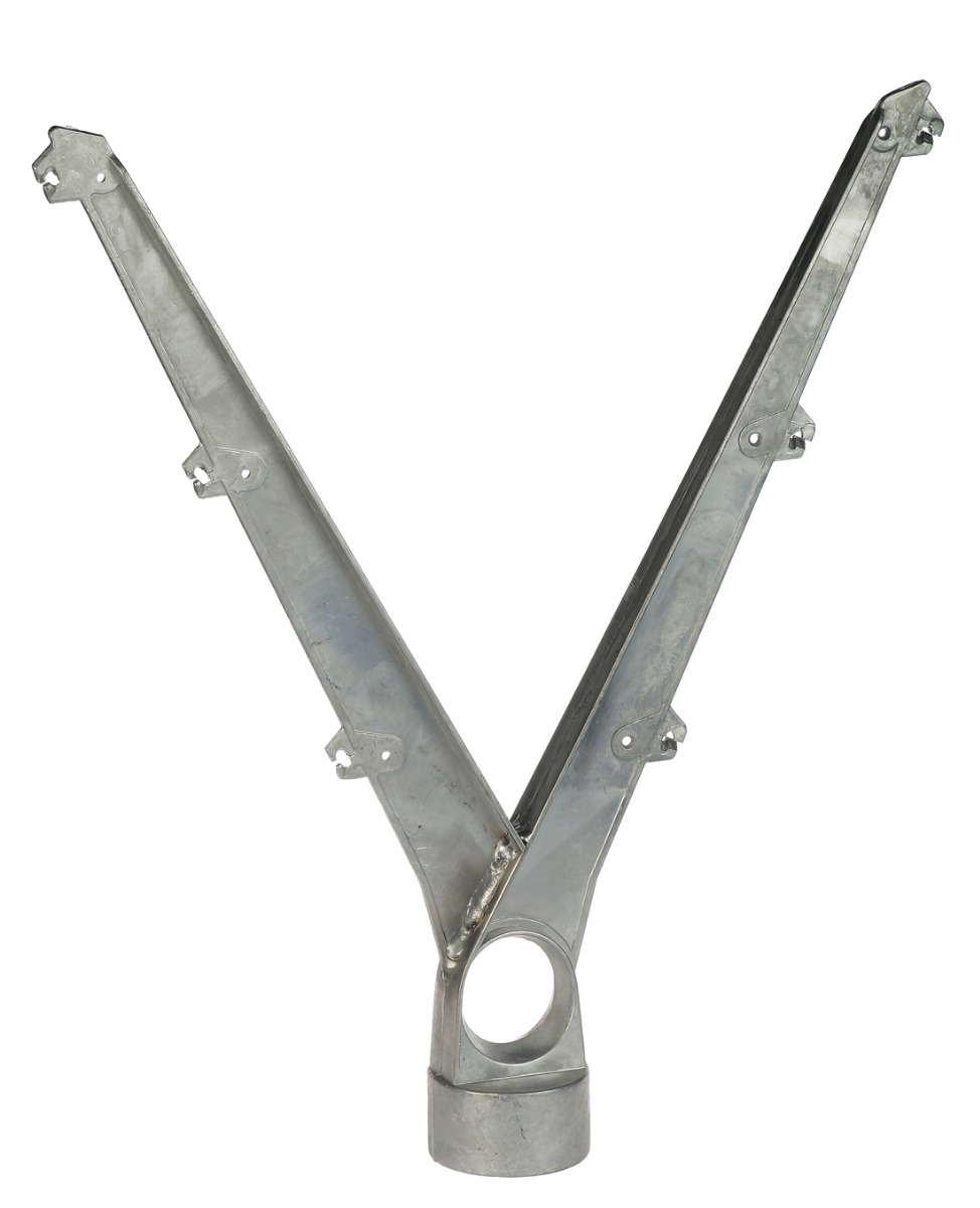 Ein Y-förmiger Doppel-Übersteigschutz aus silbernem Aluminium mit Halterungen für sechs Stacheldrahtreihen auf weißem Hintergrund.