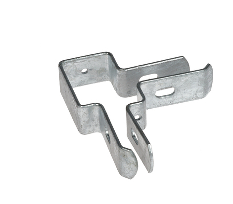 Ein feuerverzinkter Eckverbinder aus Metall für 60x40mm Boxprofile von Doppelstabmattenzäunen zur stabilen Eckmontage.