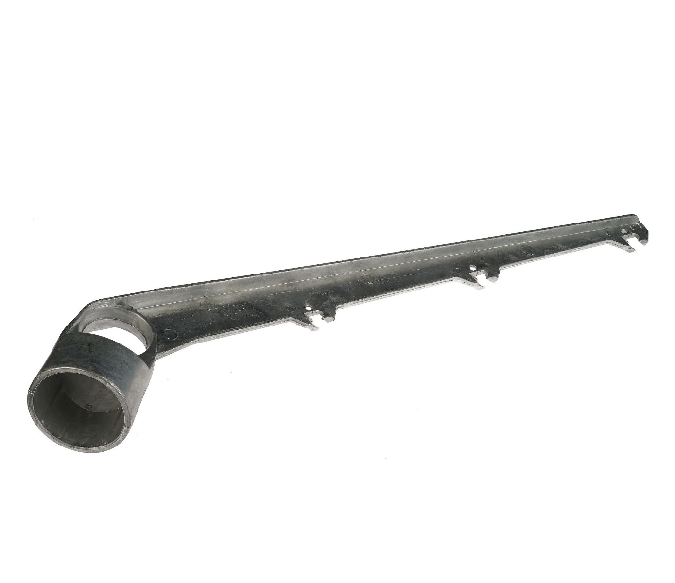 Ein silberner Stacheldrahtarm aus Aluminium im 45 Grad Winkel mit Halterungen für drei Drähte auf weißem Hintergrund.