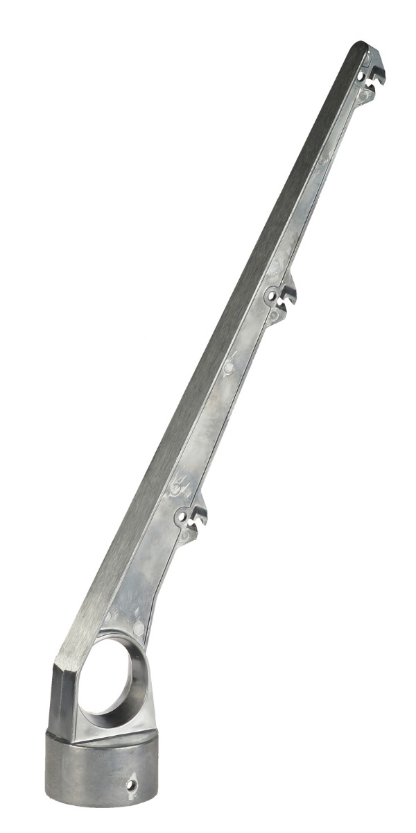 Ein silberner Aluminium-Stacheldrahtausleger mit drei Halterungen für Spanndrähte, geneigt im 60 Grad Winkel zur Montage auf 60 mm Zaunpfosten.