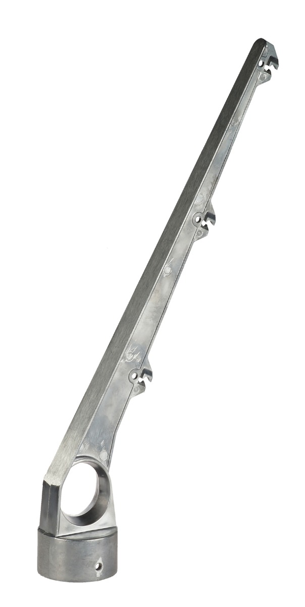 Ein schräger Stacheldrahtausleger aus Aluminium mit Einkerbungen für drei Drähte zur stabilen Zaunbefestigung auf Rohrpfosten.