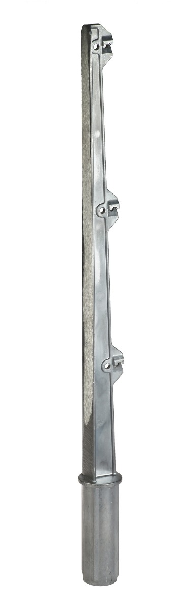 Ein vertikaler Aluminium-Stacheldrahtarm mit drei Haltepunkten für Drähte, passend für ein Zaunrohr mit 42mm Durchmesser auf weißem Hintergrund.