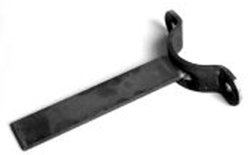 Ein schwarzer, unbehandelter Endhalter aus Stahl mit einer flachen Schiene und einer halbkreisförmigen Befestigungsklammer mit Bohrlöchern.