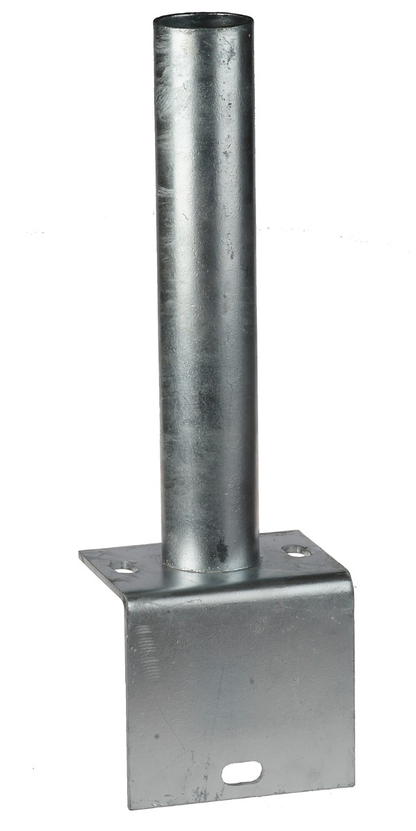 Eine feuerverzinkte Fußplatte in L-Ausführung mit einem senkrechten Rohr für 60mm Durchmesser auf einer stabilen Montageplatte aus Metall.
