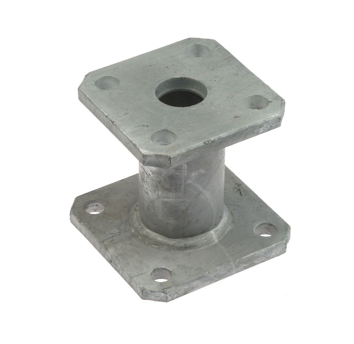 Ein robuster, feuerverzinkter Abstandhalter mit zwei quadratischen Flanschplatten und vier Bohrungen für sichere Verschraubungen in Industrie und Handwerk.