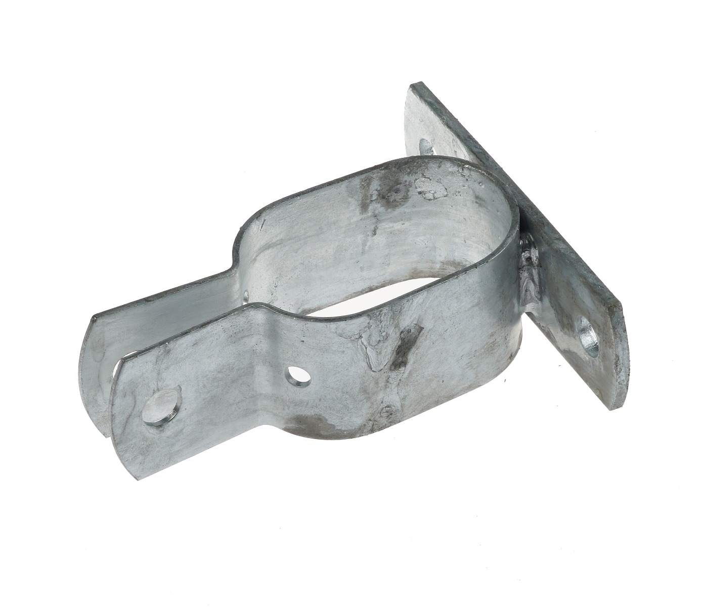Ein ovaler, feuerverzinkter Strebenhalter aus Pressmetall mit einem 35x4mm Flachband zur stabilen Befestigung von Zaunstreben an Pfosten.
