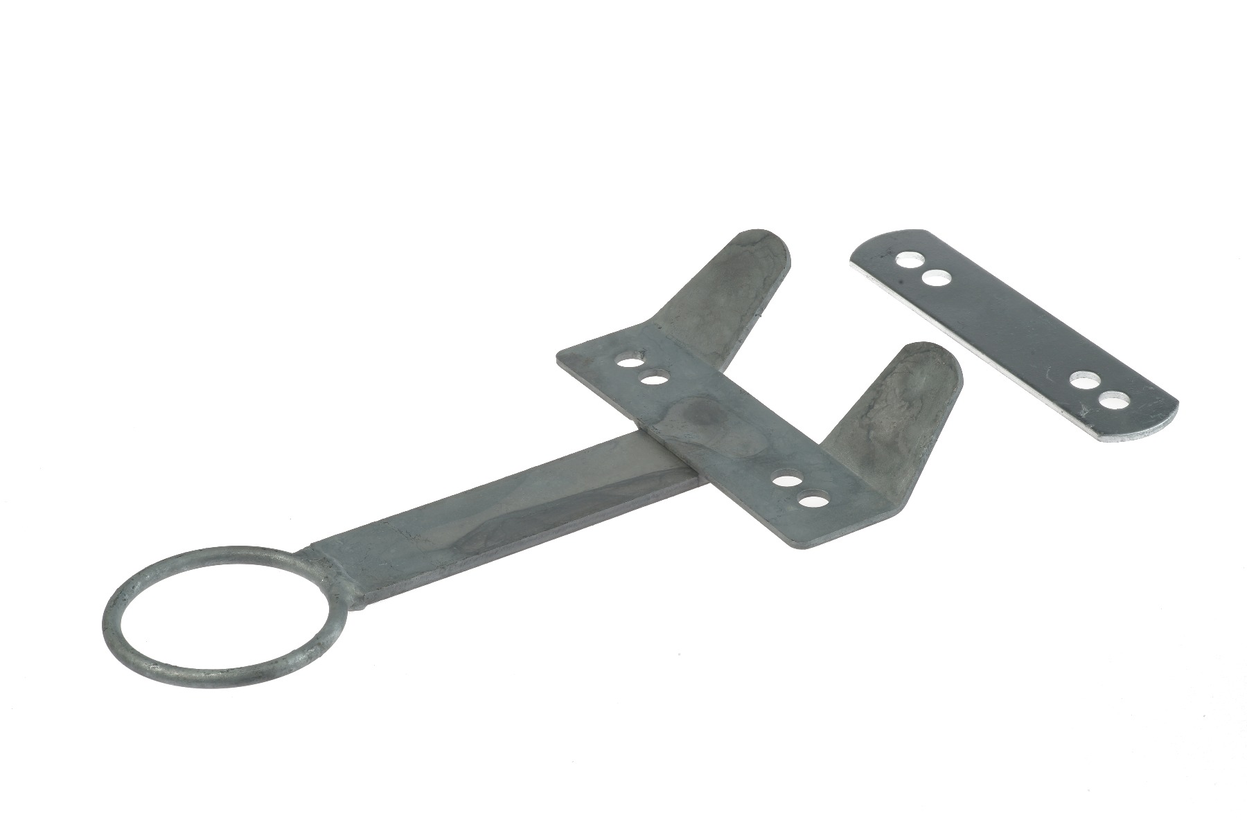 Feuerverzinkter Tränkeeimerhalter aus Metall mit Haltering und Montagezubehör für die sichere Befestigung von Eimern in der Landwirtschaft.
