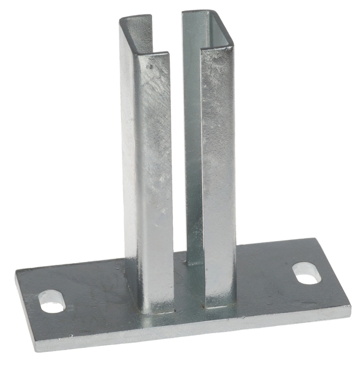 Feuerverzinkte Fußplatte in kurzer Ausführung für Kastenprofile 60x40 mm mit zwei Langlöchern zur stabilen Bodenmontage im Außenbereich.
