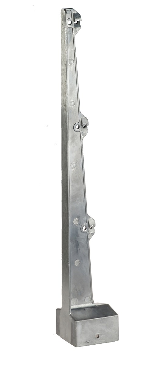 Silberfarbener Stacheldrahthalter aus Aluminium in gerader Ausführung für 60x60mm Pfosten mit Platz für drei Drähte vor weißem Hintergrund.