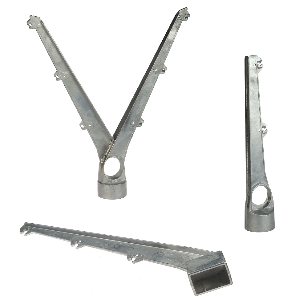 Abbildung verschiedener verzinkter Metallaufsätze wie Einarm- und Zweiarm-Halterungen für Stacheldraht zur Erhöhung der Sicherheit von Zäunen.
