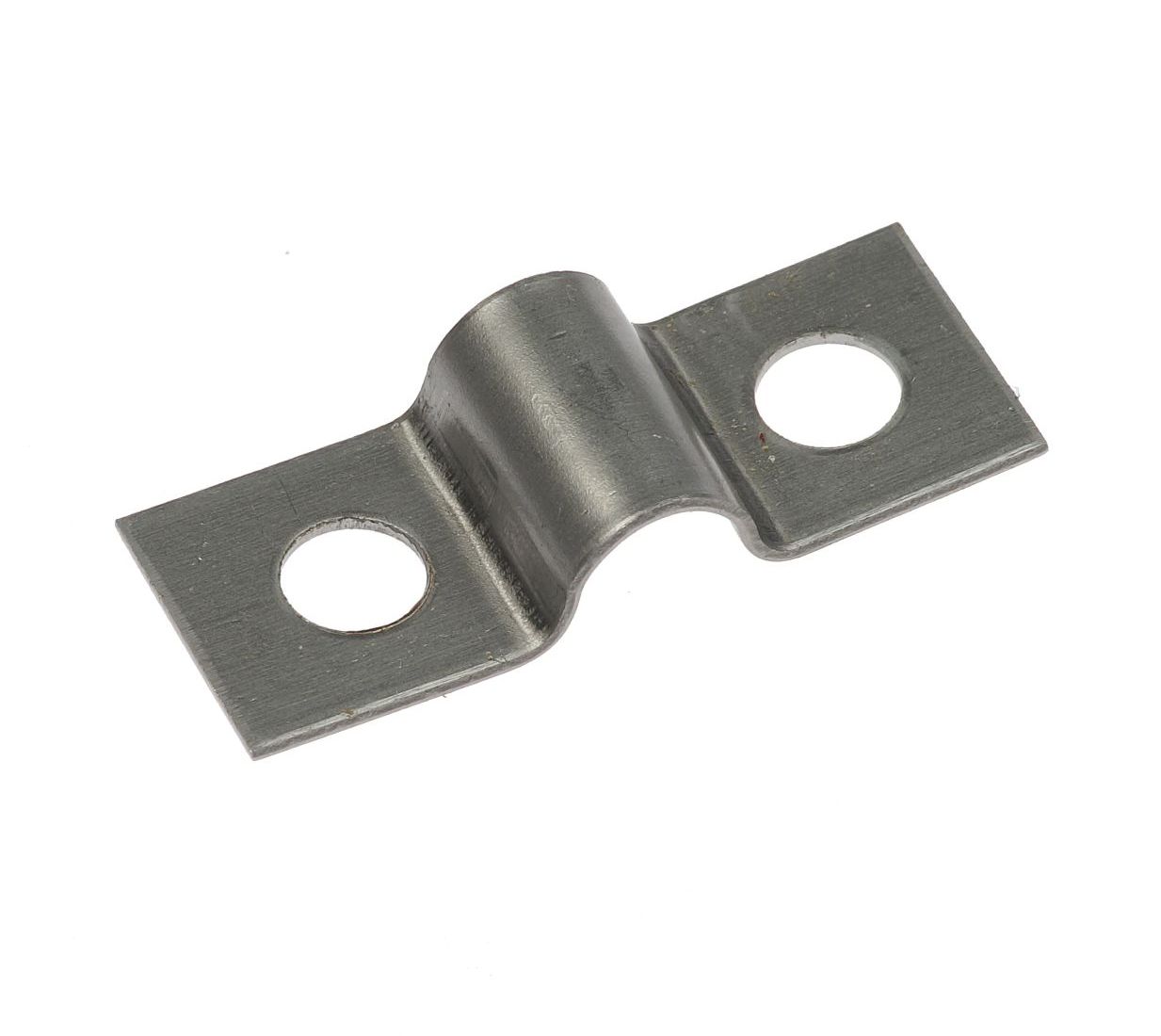 Ein metallener Sattel-Strip mit zwei Befestigungslöchern und einer mittigen Wölbung für Rohre auf weißem Hintergrund.
