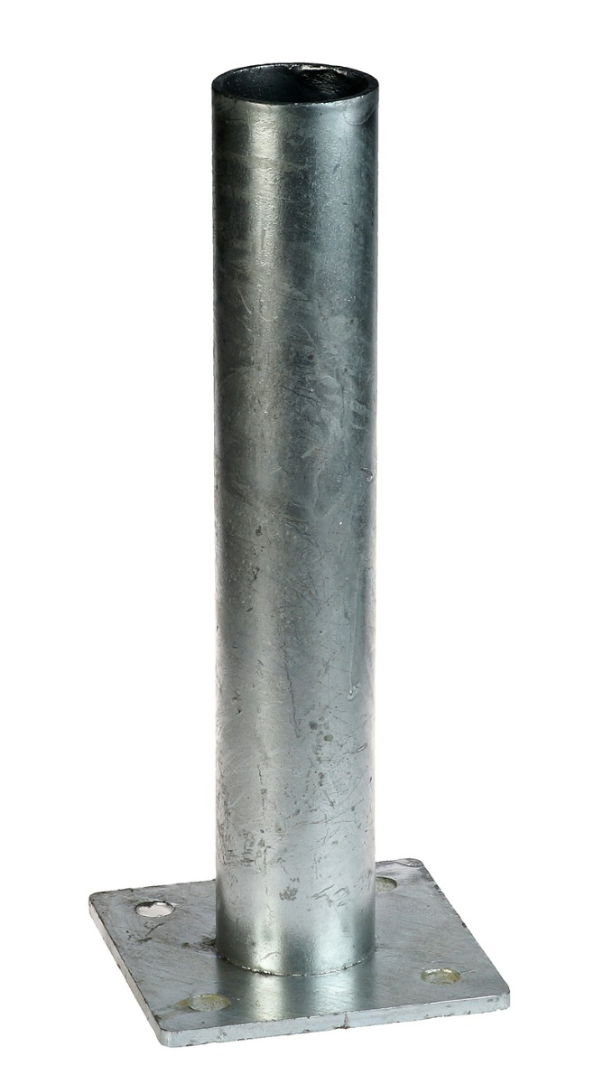 Eine feuerverzinkte Fußplatte für 60mm Rohre mit einer quadratischen Basis und vier vorgebohrten Löchern zur stabilen Befestigung auf ebenem Untergrund.