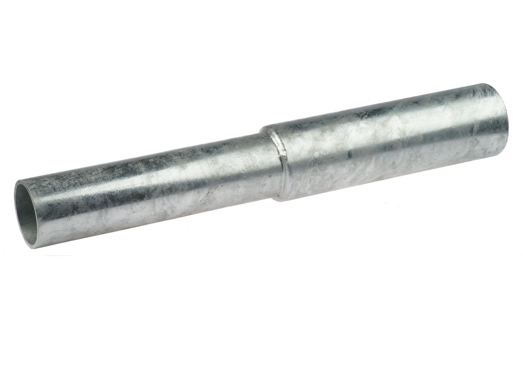 Ein feuerverzinktes Standrohr aus Metall mit zwei unterschiedlichen Durchmessern für die Verlängerung von Pfosten oder Rohren.